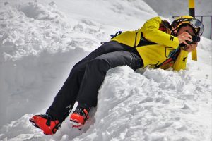 żółta kurtka sportowa w góry